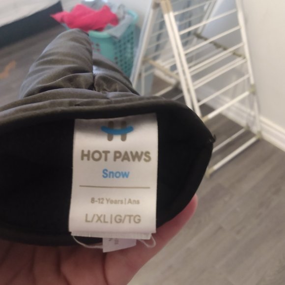 Girls mittens outdoors - Picture 2 of 4